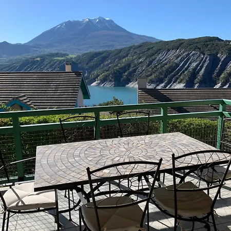 Maison De Montagne Au Bord Du *